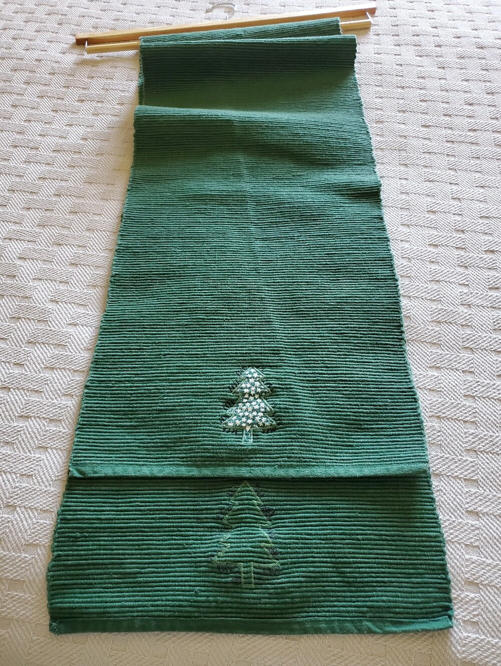 Reversible Green Ribbed Tree Table Runner Rustic Cabin Holiday Decor - Picture 8 of 11